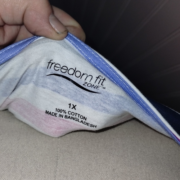 Woman's stripped top - Picture 2 of 4